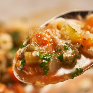 Recette du Minestrone avec les épices MARiUS, l'épicerie inspirée, le piment d'Espelette MARiUS et le Confit d'ail MARiUS