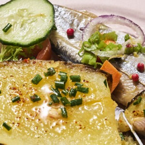 Pommes de terre au barbecue et beurre au piment d'Espelette et harengs marinés